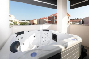 Central Apartment with Jacuzzi